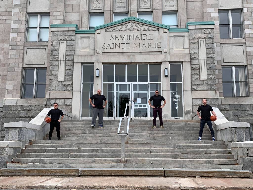 This image has an empty alt attribute; its file name is photossm.jpg